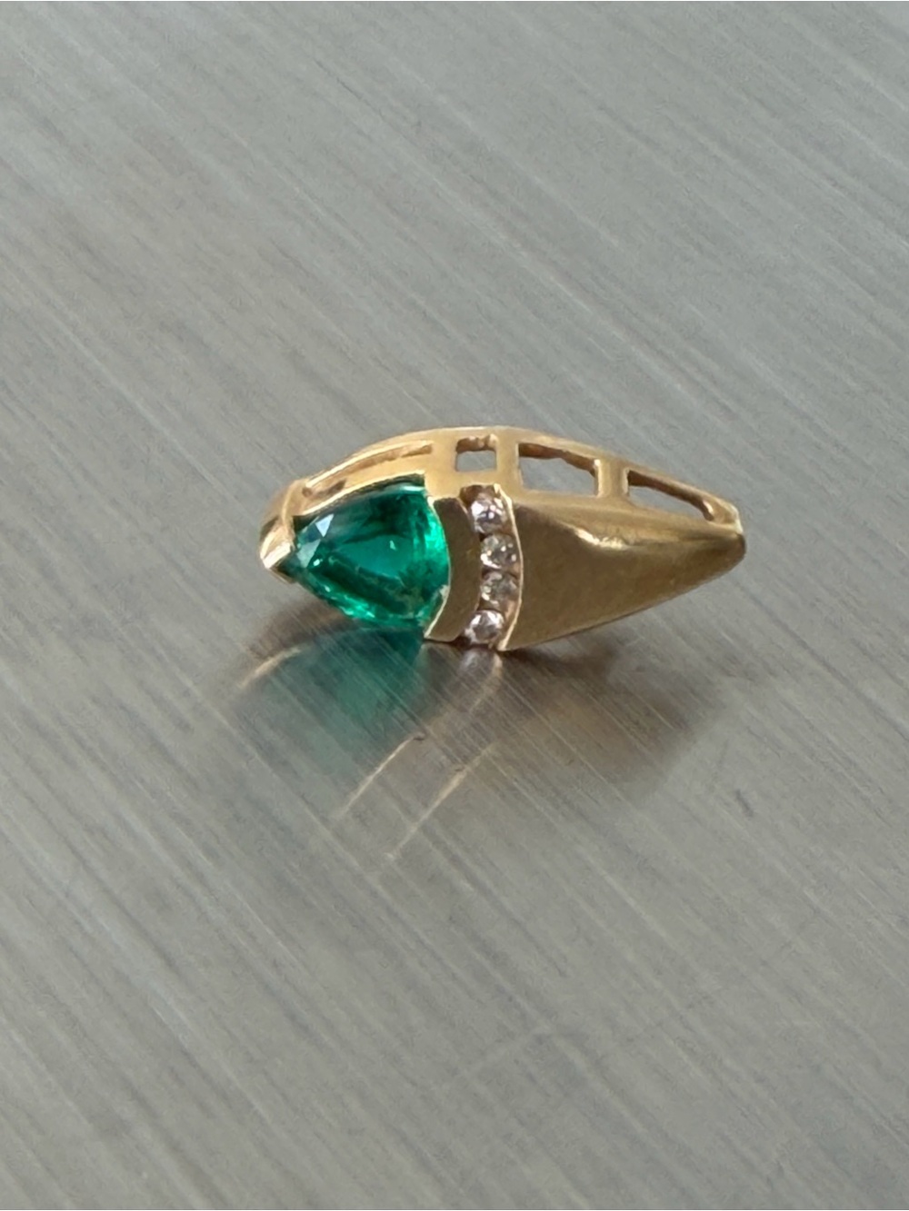 Vintage Trillion-cut, vibrant Emerald set in a V-prong at the tip. - Picture 4 of 9